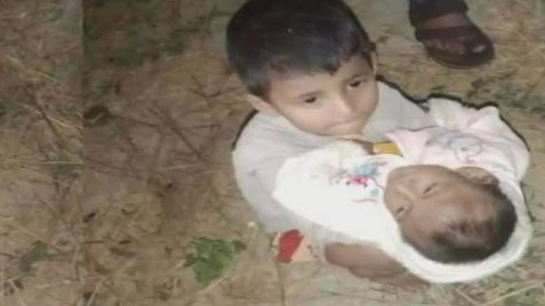 চট্টগ্রাম আনোয়ারায় অসুস্থ ২ শিশুকে সড়কের পাশে ফেলে রেখে গেলে বাবা-মা...