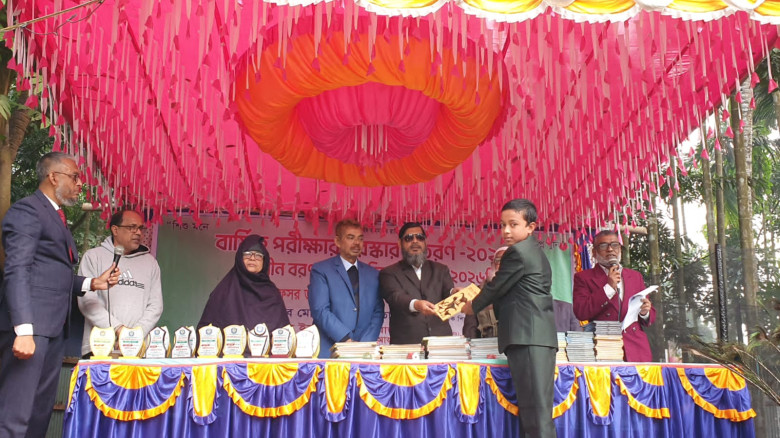 ইয়াকুব আলী মডেল একাডেমিতে পুরস্কার বিতরণ ও নবীন বরণ...