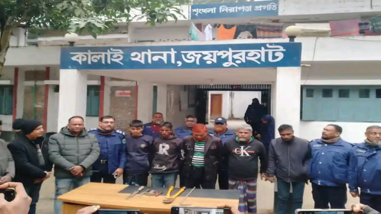 জয়পুরহাটে ৬ ভরি স্বর্ণালংকার ও ৭ লাখ টাকা ডাকতির ঘটনায় গ্রেফতার-৫...