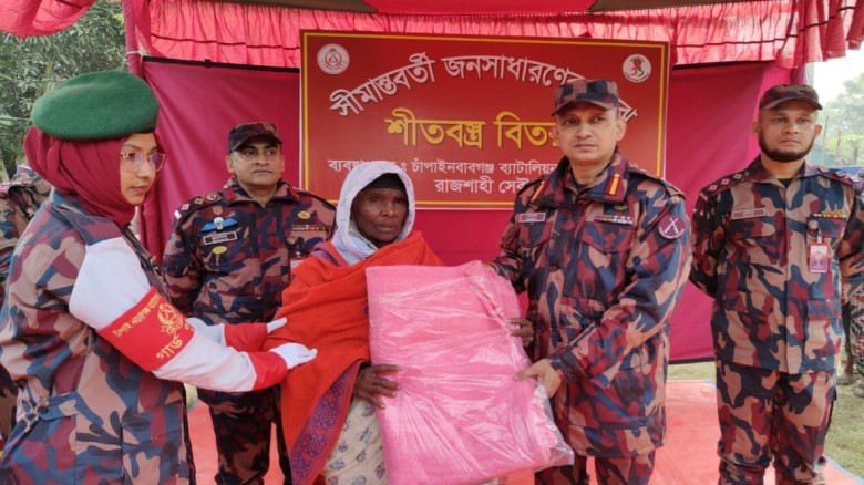 শিবগঞ্জে শীতার্ত ও অসহায় মানুষের মাঝে ৫৩ বিজিবির শীতবস্ত্র 