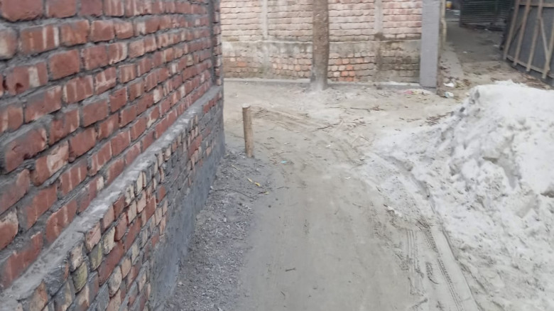 কচুয়ায় সরকারি রাস্তা দখল করে অবৈধ স্থাপনা নির্মাণের অভিযোগ...