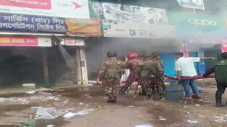 ঈশ্বরগঞ্জ পৌর বাজারে ভয়াবহ অগ্নিকাণ্ড, পুড়েছে ১০ দোকান...