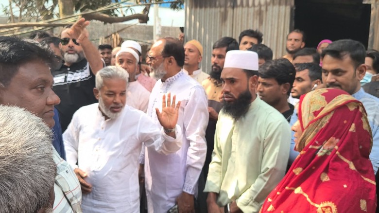 ইসলামপুরের অগ্নিকাণ্ডে ক্ষতিগ্রস্ত পরিবারের পাশে দাঁড়ালেন এম