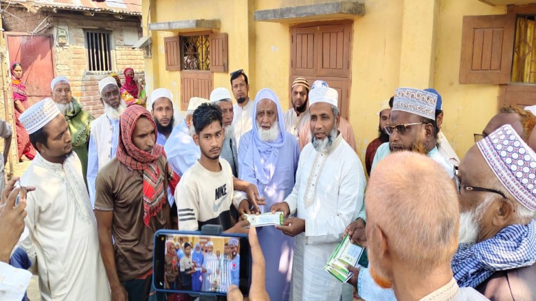 ভোলাহাটে অগ্নিকাণ্ডে ক্ষতিগ্রস্ত ৩টি পরিবারকে আর্থিক সহায়তা