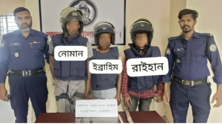 ভোলায় দেশীয় অস্ত্রসহ ৩ ডাকাত গ্রেফতার