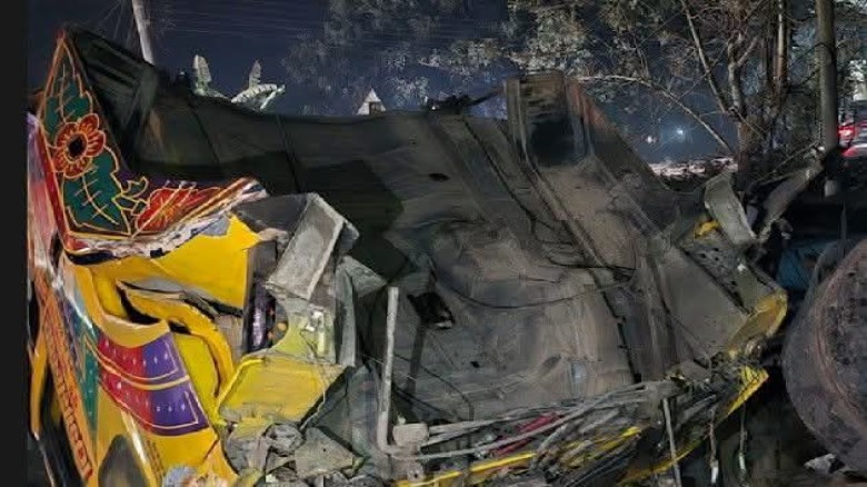 রাজশাহীতে ট্রেনের ধাক্কায় ট্রাক উড়ে গিয়ে পড়ল বসতবাড়িতে, আহত 