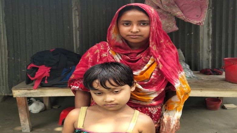 পিতা-মাতা হারিয়ে অসহায় দুই কন্যা, সহায়তার আবেদন