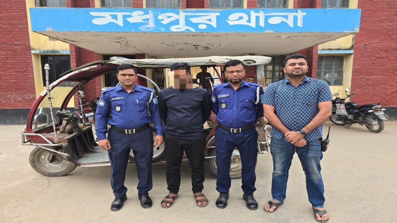 মধুপুরে চাঞ্চল্যকর অটো চুরির মামলার রহস্য উদঘাটন চোর গ্রেফতা