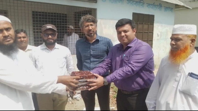রাজৈরে সৌদি আরবের উপহার খেজুর বিতরণ করা হয়েছে
