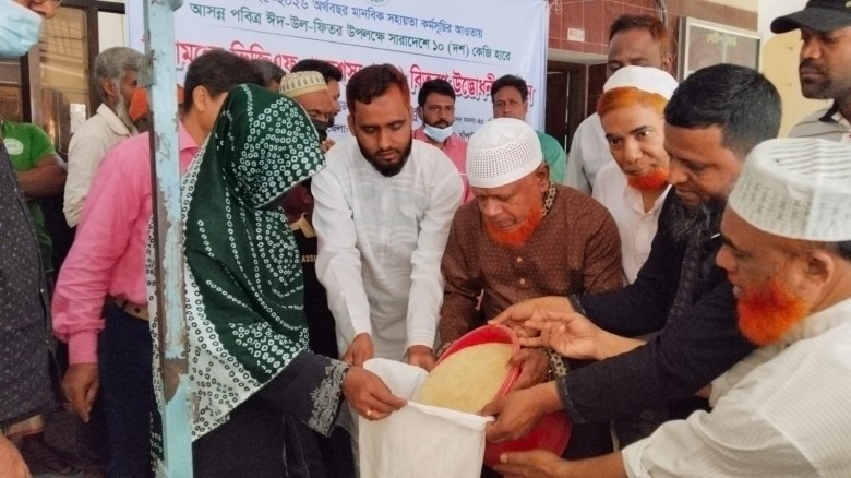 ঈদুল ফিতর উপলক্ষে চাঁপাইনবাবগঞ্জ পৌরসভায় ভিজিএফ চাল বিতরণ কা