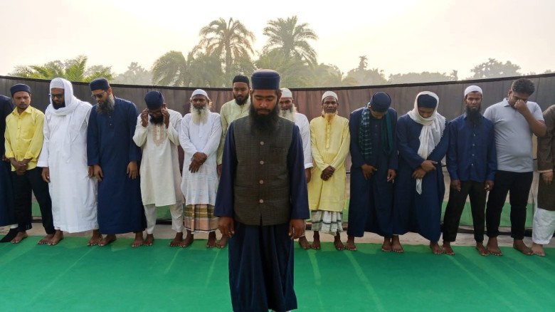 রাজশাহীর পুঠিয়ায় ঈদুল ফিতরের নামাজ অনুষ্ঠিত হয়েছে।