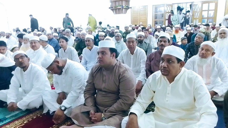 রাজৈরে  উপজেলা মডেল মসজিদে ঈদুল ফিতরের নামাজ অনুষ্ঠিত হয়েছে