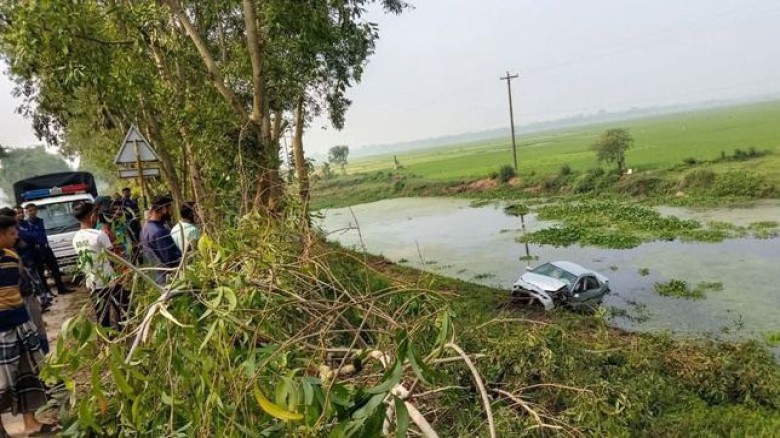 রাজশাহীতে নিয়ন্ত্রণ হারিয়ে প্রাইভেট কার খাদে