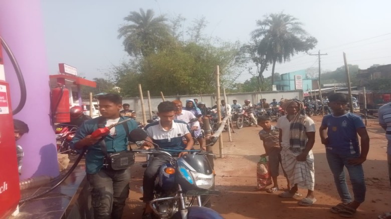 ভোলাহাটে জ্বালানি সংকট: ২০০ টাকার তেল নিয়ে অসন্তোষ