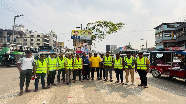 মধুপুরে যানজট নিরসনে রাস্তায় কাজ করছে ছাত্র দলের নেতৃবৃন্দ