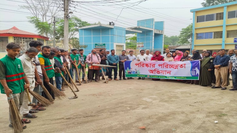 ঈশ্বরগঞ্জে ডেঙ্গু প্রতিরোধে পরিষ্কার-পরিচ্ছন্নতা ও মশকনিধন অ