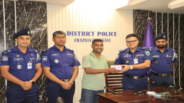 চাঁপাইনবাবগঞ্জে উদ্ধারকৃত ১৪টি মোবাইল ফোন মালিকদের নিকট হস্ত