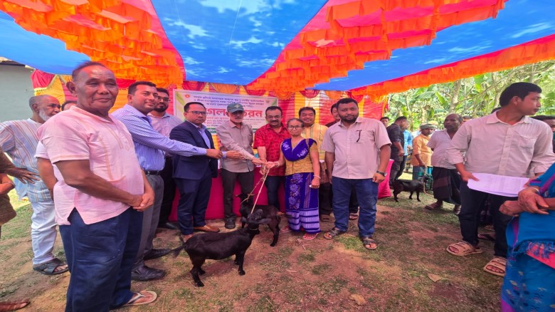মধুপুরে ক্ষুদ্র-নৃগোষ্ঠীর মাঝে ছাগল বিতরণ অনুষ্ঠিত