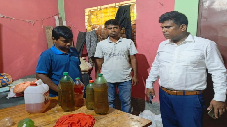 বোরহানউদ্দিনে অবৈধভাবে মজুতকৃত পেট্রোল জব্দ: ২২০ টাকা লিটারে বিক্রির দায়ে একজনকে আটক...