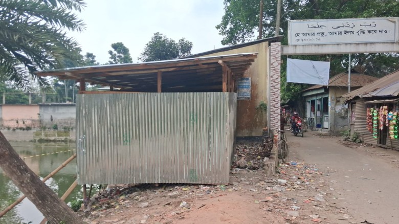 কচুয়ায় শিক্ষা প্রতিষ্ঠানের জমি দখল করে দোকান নির্মাণের অভি