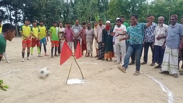 বাগমারার সাই ধারা মহিলা দাখিল মাদ্রাসা মাঠে ফুটবল টুর্নামেন্