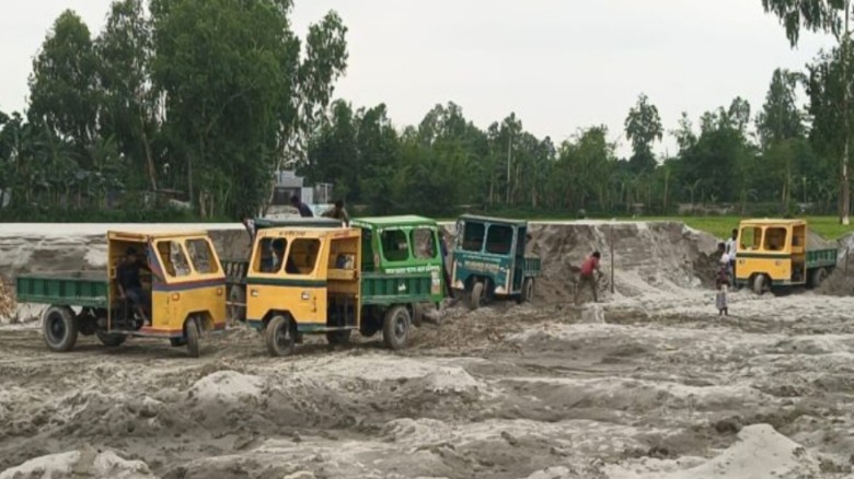 কুড়িগ্রামের ভূরুঙ্গামারীতে দুধকুমার নদে অবৈধ বালু উত্তোলন, হ