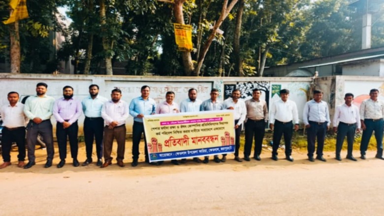 জয়পুরহাটের ক্ষেতলালে নিরাপদ কর্মপরিবেশের দাবিতে ঔষধ প্রতিনিধিদের মানববন্ধন...