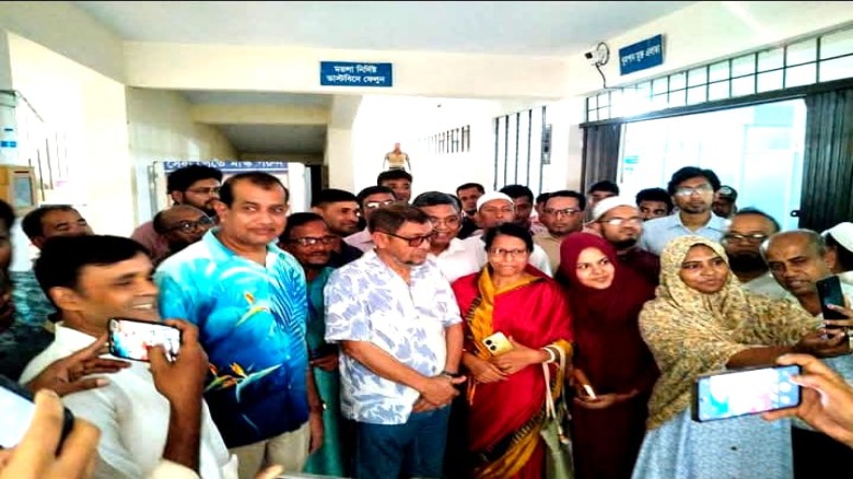রাজৈরে হঠাৎ পরিদর্শনে স্বাস্থ্যমন্ত্রী   ৫০ শয্যা থেকে ১০০ শয্যায় উন্নতি করণের আশ্বাস দেন...