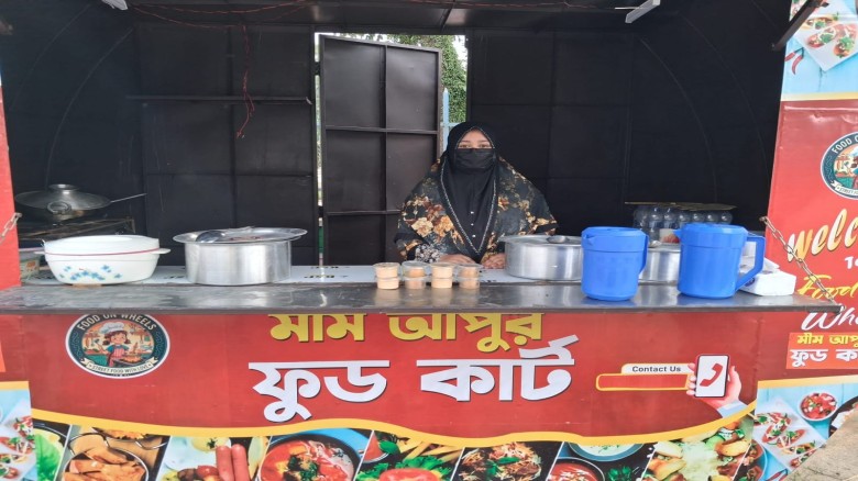 হাতে খুন্তি, চোখে স্বপ্ন: নাগেশ্বরী উপজেলা গেটে সাড়া ফেলেছে ‘মিম আপুর ফুড কার্ট...