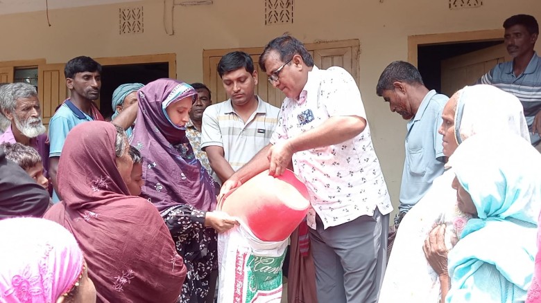খুবজীপুর ইউনিয়নে ঈদ উপলক্ষে ভিজিএফের চাউল বিতরণ...