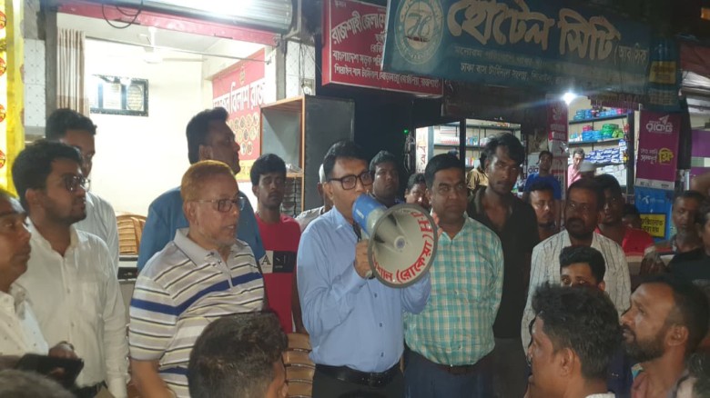 রাজশাহী জেলা প্রশাসক(ডিসি) হস্তক্ষেপে বাস চলাচল শুরু