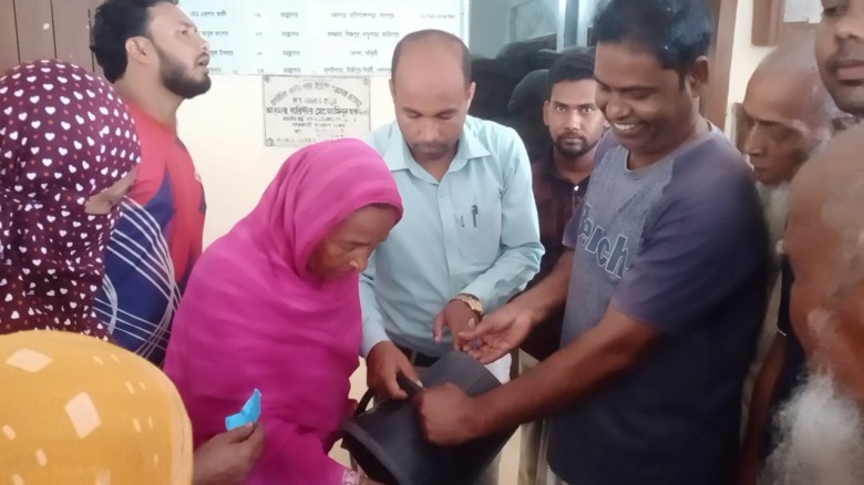 বাগমারায় আউচপাড়া ইউনিয়ন পরিষদে গরিব অসহায়ের মাঝে ভিজিএফ চ