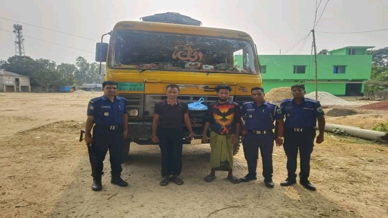 তানোরে পুলিশের অভিযানে ড্রাম ট্রাক তল্লাশি করে ৫ কেজি গাঁজাস