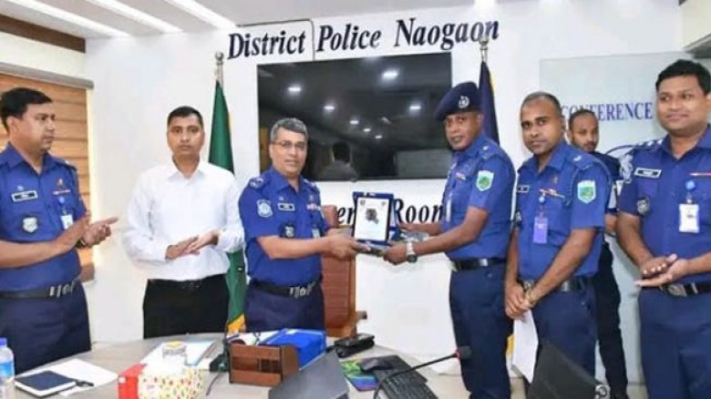 চার হত্যাকাণ্ডের রহস্য উদঘাটনে পুরস্কৃত ওসি মাহবুব