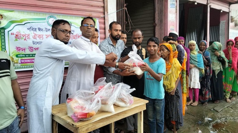 শ্রীপুর ঐক্য সাংবাদিক সমিতির উদ্যোগে গরীব দুঃস্থদের মাঝে ,ঈদ