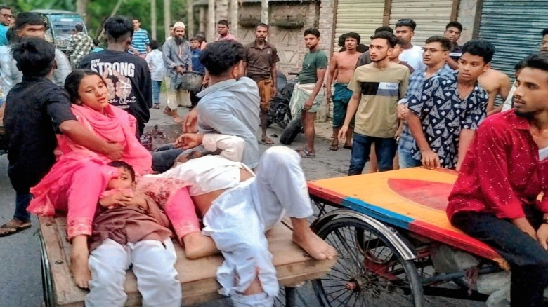 গুরুদাসপুরে পৃথক পাঁচ দুর্ঘটনায় দুইজনের মৃত্যু ছবি আছে।