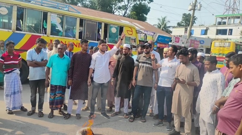 শিরোনামঃ ভূরুঙ্গামারী-রংপুর মেইল বাস বন্ধের প্রতিবাদে সড়ক অব