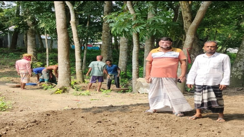 ফরিদপুর সালথায় বিএনপি নেতা জনগণের সুবিধার জন্য রাস্তা নির্মাণ...