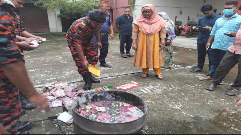 ঈশ্বরগঞ্জে ভেজাল ও অনুমোদনহীন প্রসাধনীর বিরুদ্ধে অভিযান, ব্যবসায়ীকে জরিমানা...