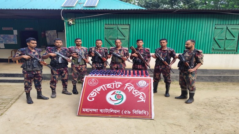 ভোলাহাট সীমান্তে বিজিবি’র অভিযানে : মালিকবীহিন অবস্থায় ৯৬ বোতল ভারতীয় নেশাজাতীয় সিরাপ আটক...