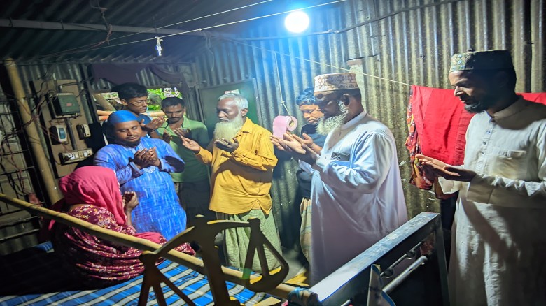 ফুলবাড়ী আশ্রয়ন প্রকল্পে শয্যাশায়ী নারীর পাশে জামায়াত, আর্থিক